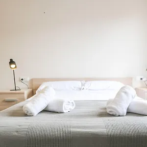 sleep-stay-besalu-2-2-newly-renovated-apt-in-the-center.catalonia-hotels.com/